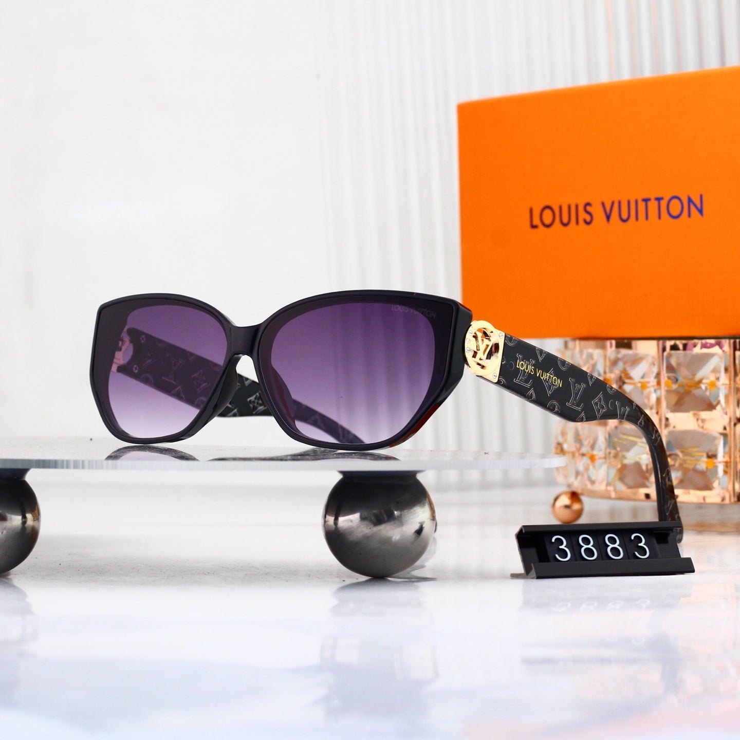 Louis vuitton V-Logo Oversized Sunglasses with Monogram Temples (Model 3883)