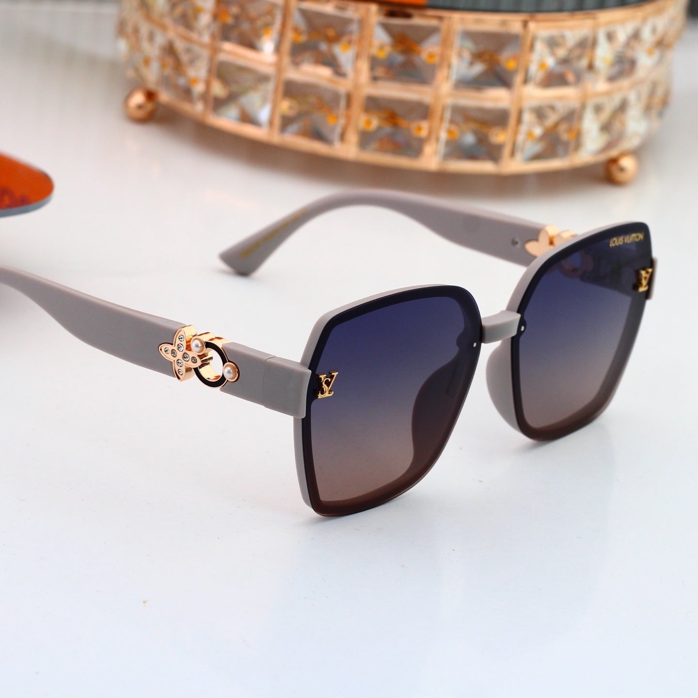 Louis vuitton Oversized Sunglasses with Diamond Flower  0915