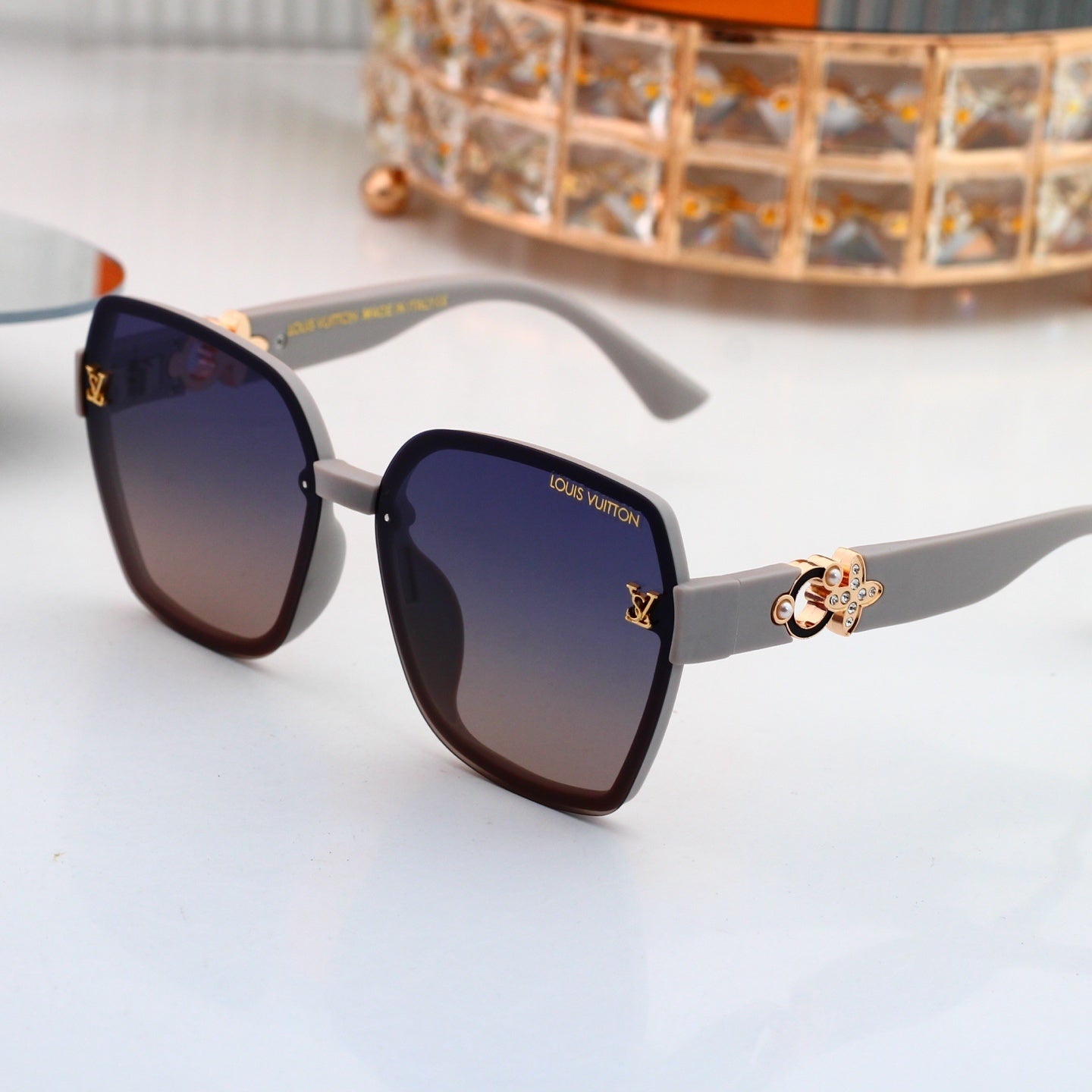 Louis vuitton Oversized Sunglasses with Diamond Flower  0915