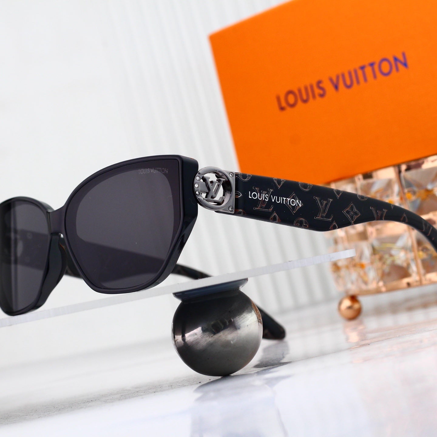 Louis vuitton V-Logo Oversized Sunglasses with Monogram Temples (Model 3883)