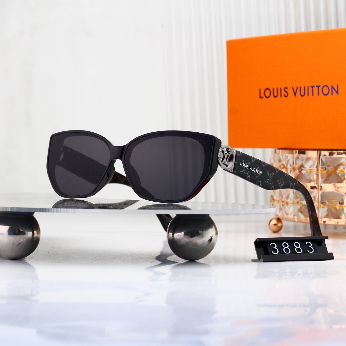 Louis vuitton V-Logo Oversized Sunglasses with Monogram Temples (Model 3883)