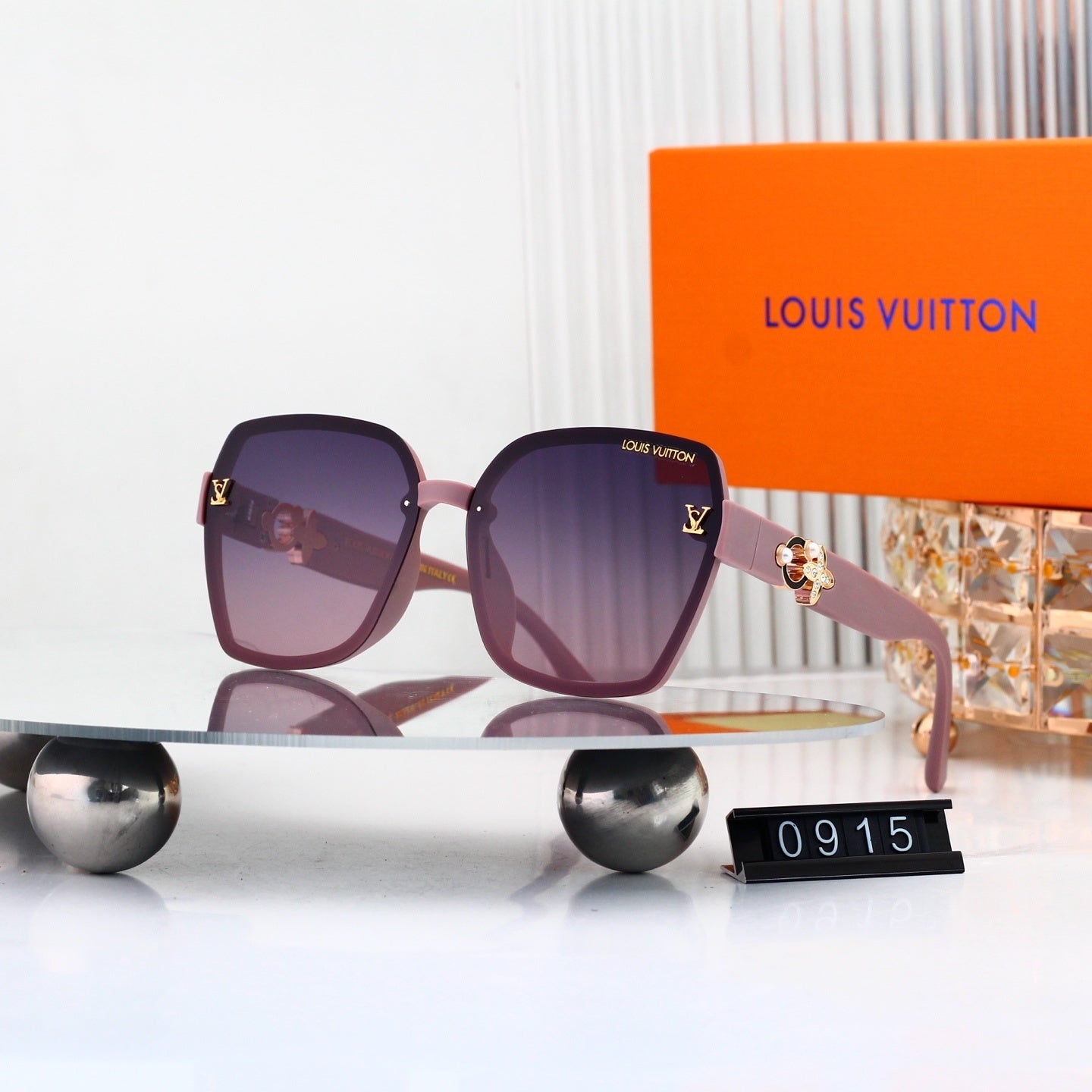 Louis vuitton Oversized Sunglasses with Diamond Flower  0915