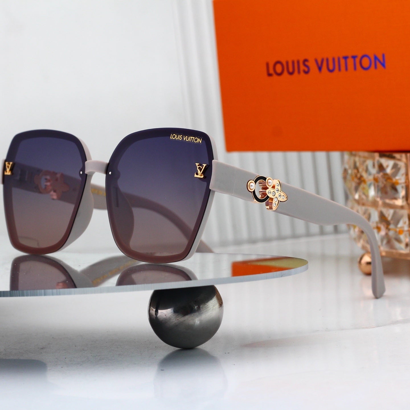 Louis vuitton Oversized Sunglasses with Diamond Flower  0915