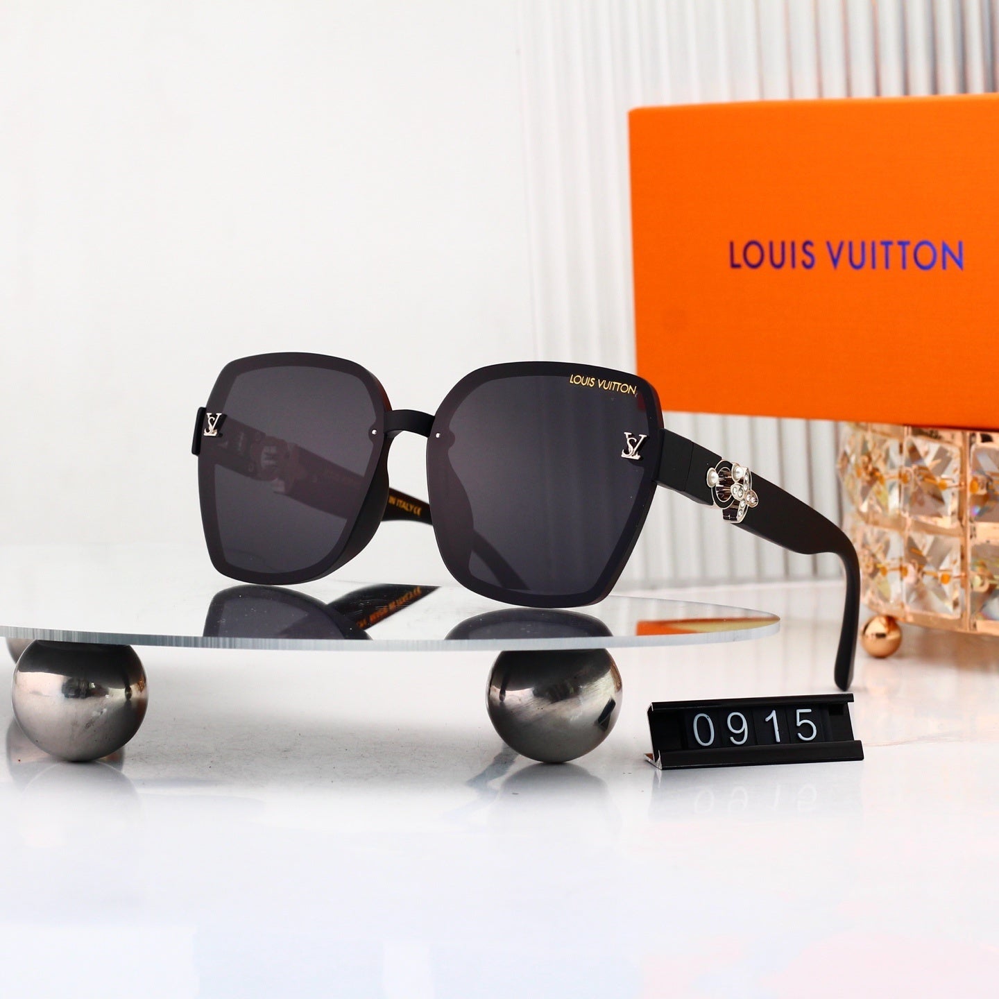 Louis vuitton Oversized Sunglasses with Diamond Flower  0915