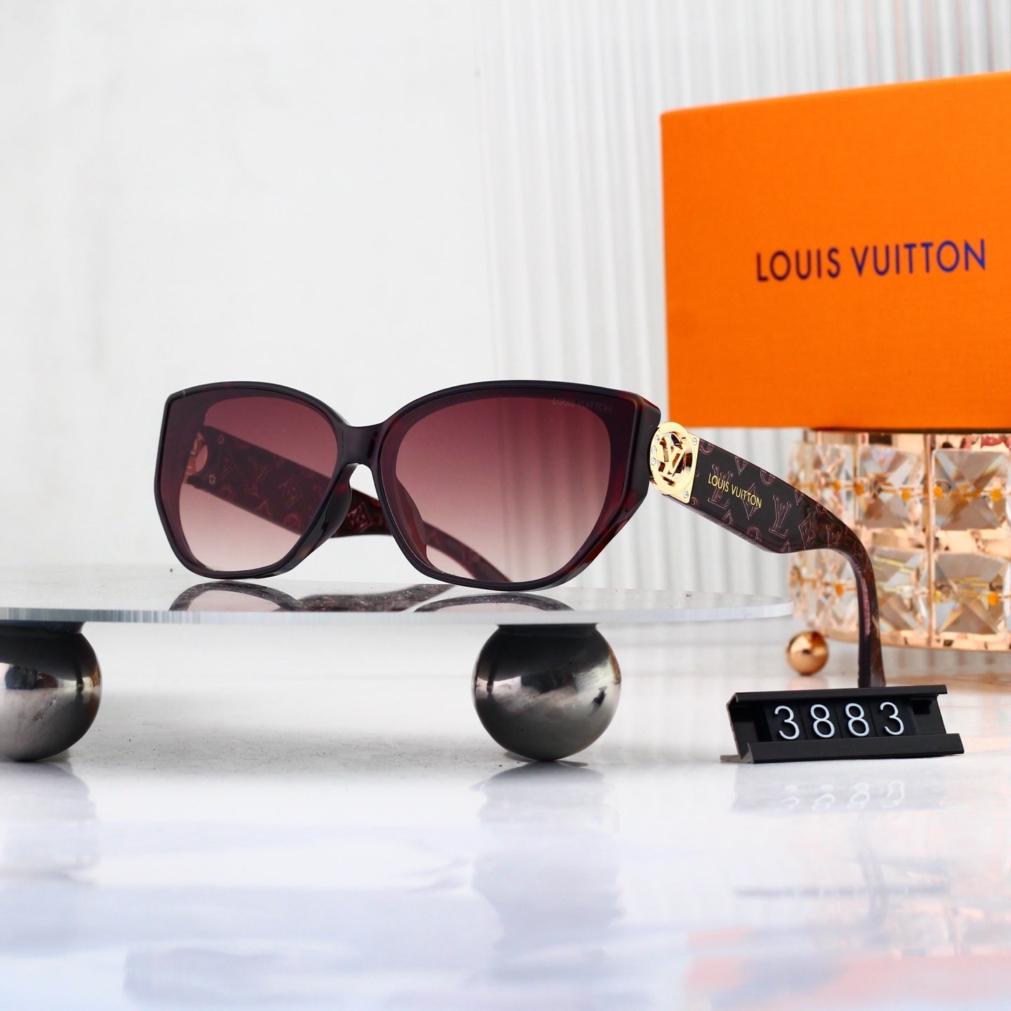 Louis vuitton V-Logo Oversized Sunglasses with Monogram Temples (Model 3883)