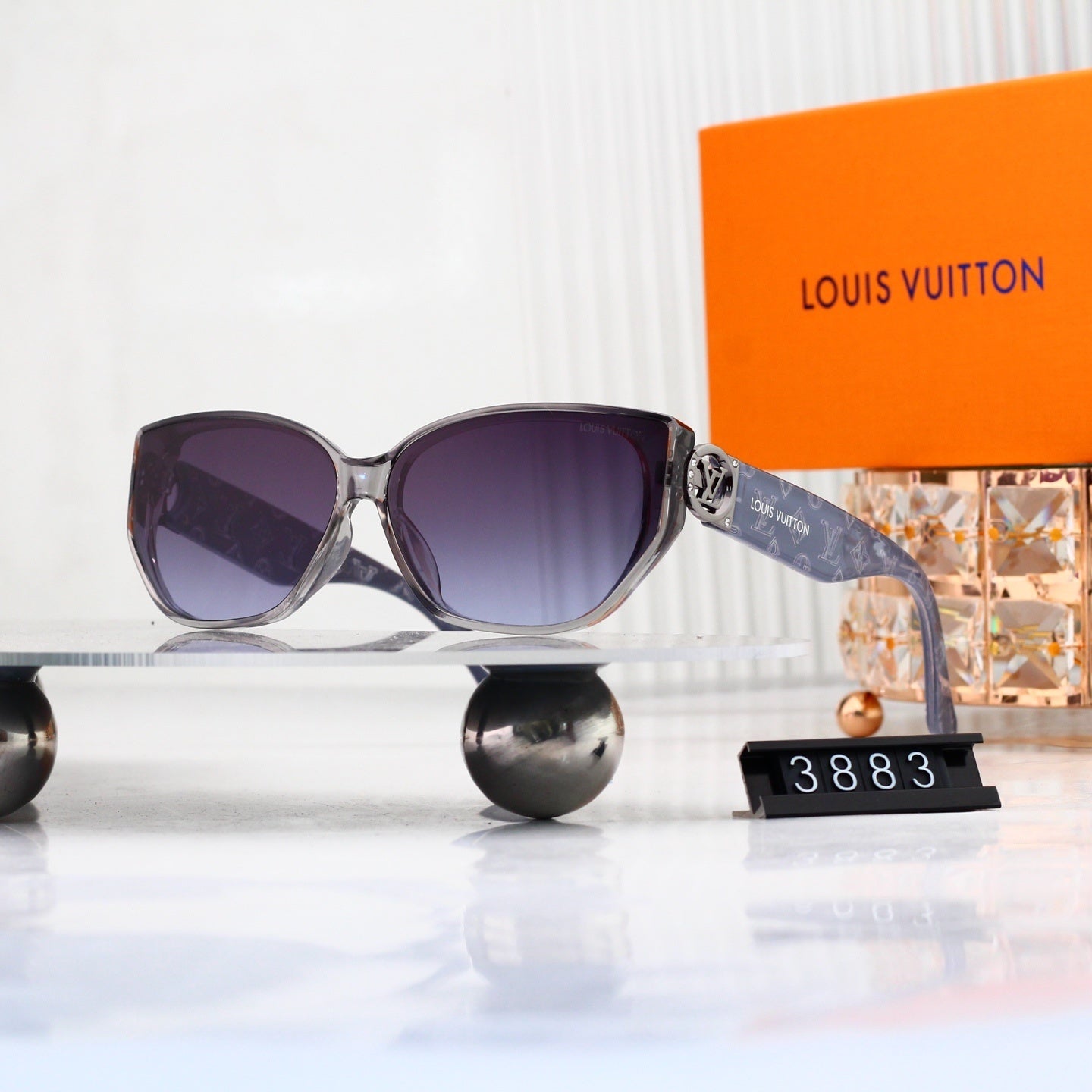 Louis vuitton V-Logo Oversized Sunglasses with Monogram Temples (Model 3883)
