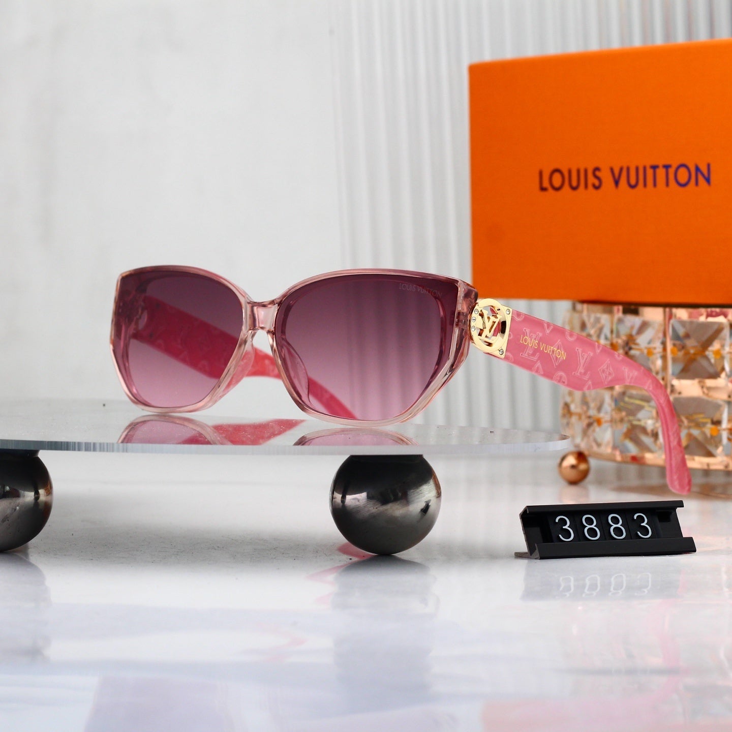 Louis vuitton V-Logo Oversized Sunglasses with Monogram Temples (Model 3883)