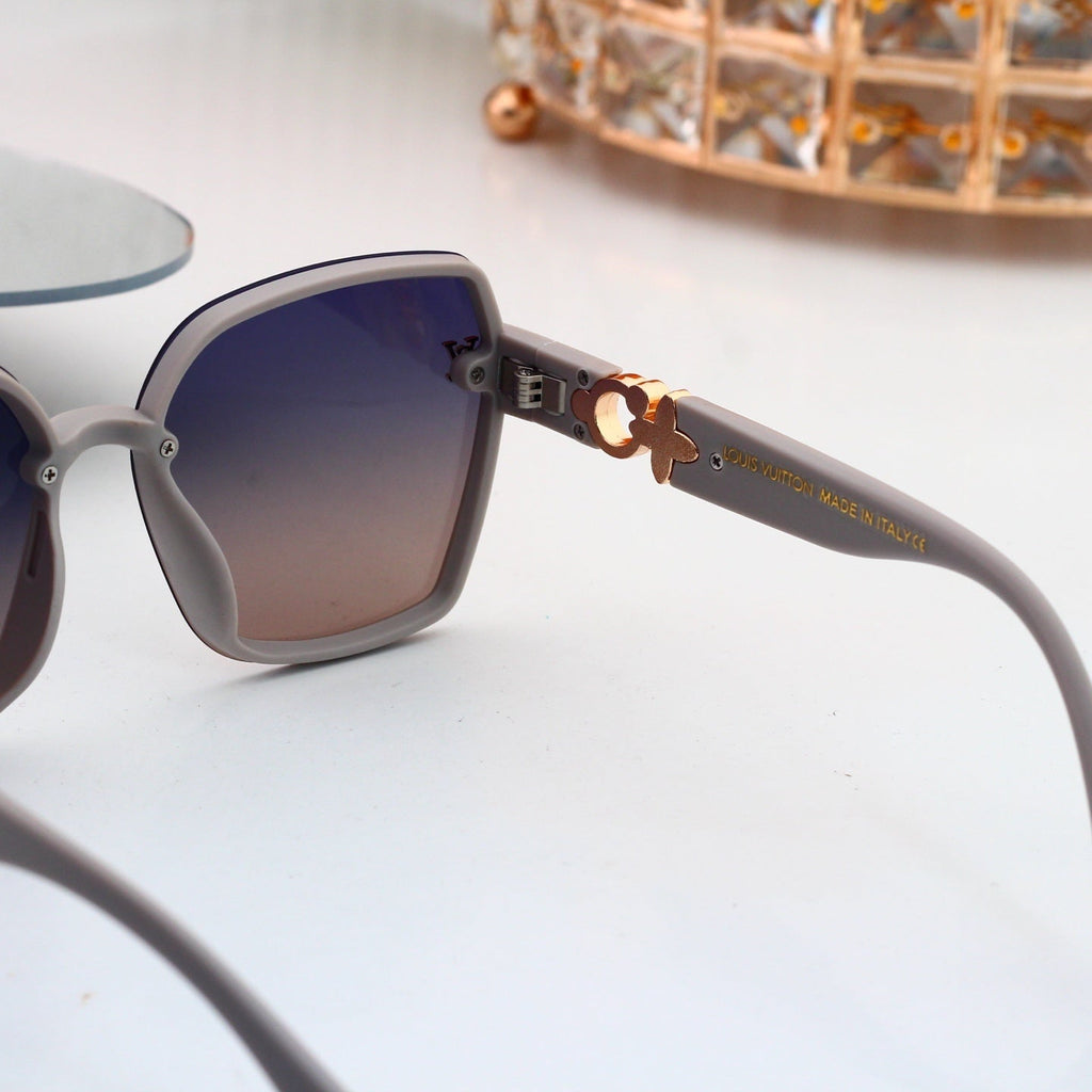 Louis vuitton Oversized Sunglasses with Diamond Flower  0915