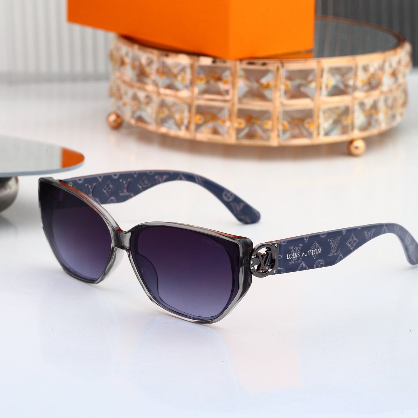 Louis vuitton V-Logo Oversized Sunglasses with Monogram Temples (Model 3883)
