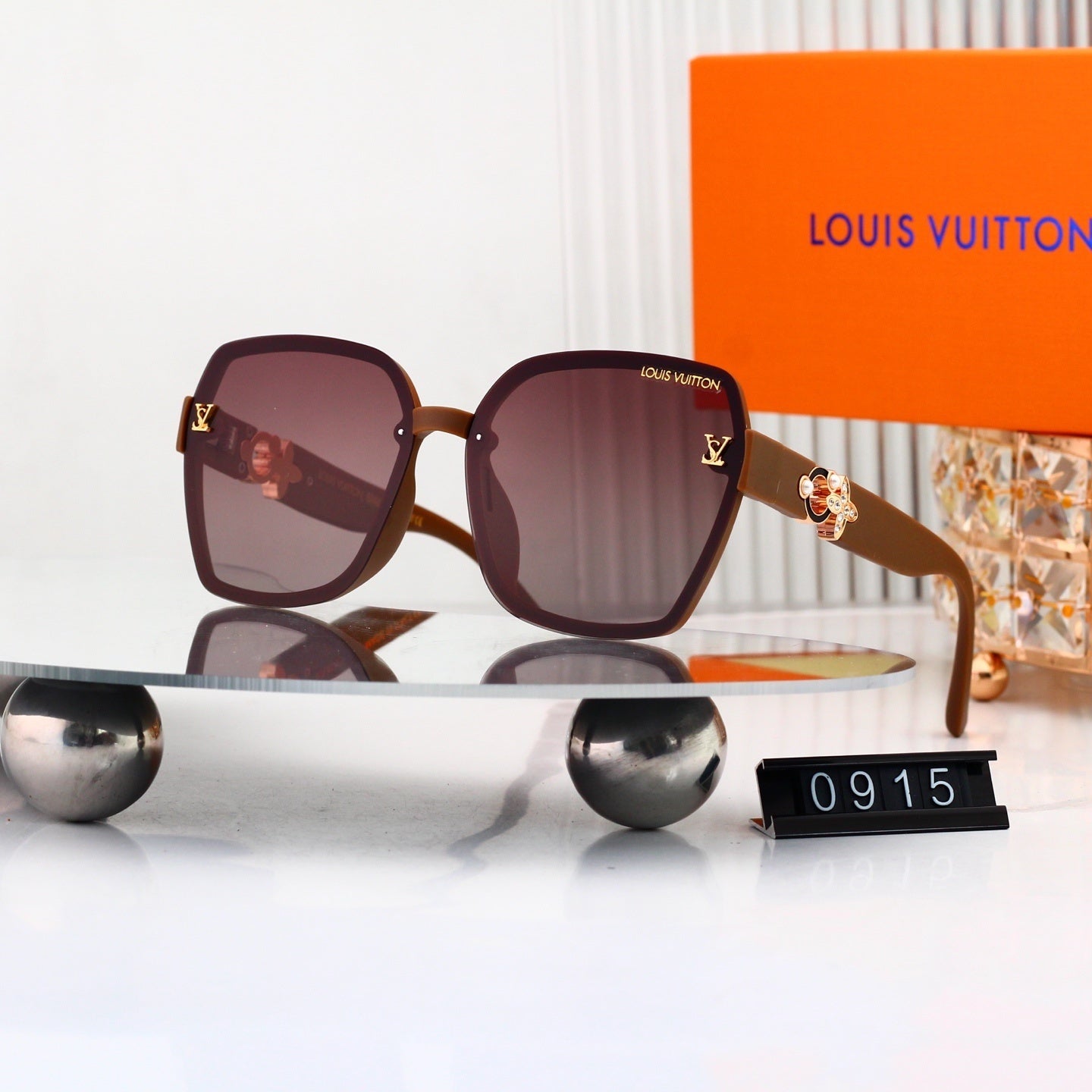 Louis vuitton Oversized Sunglasses with Diamond Flower  0915