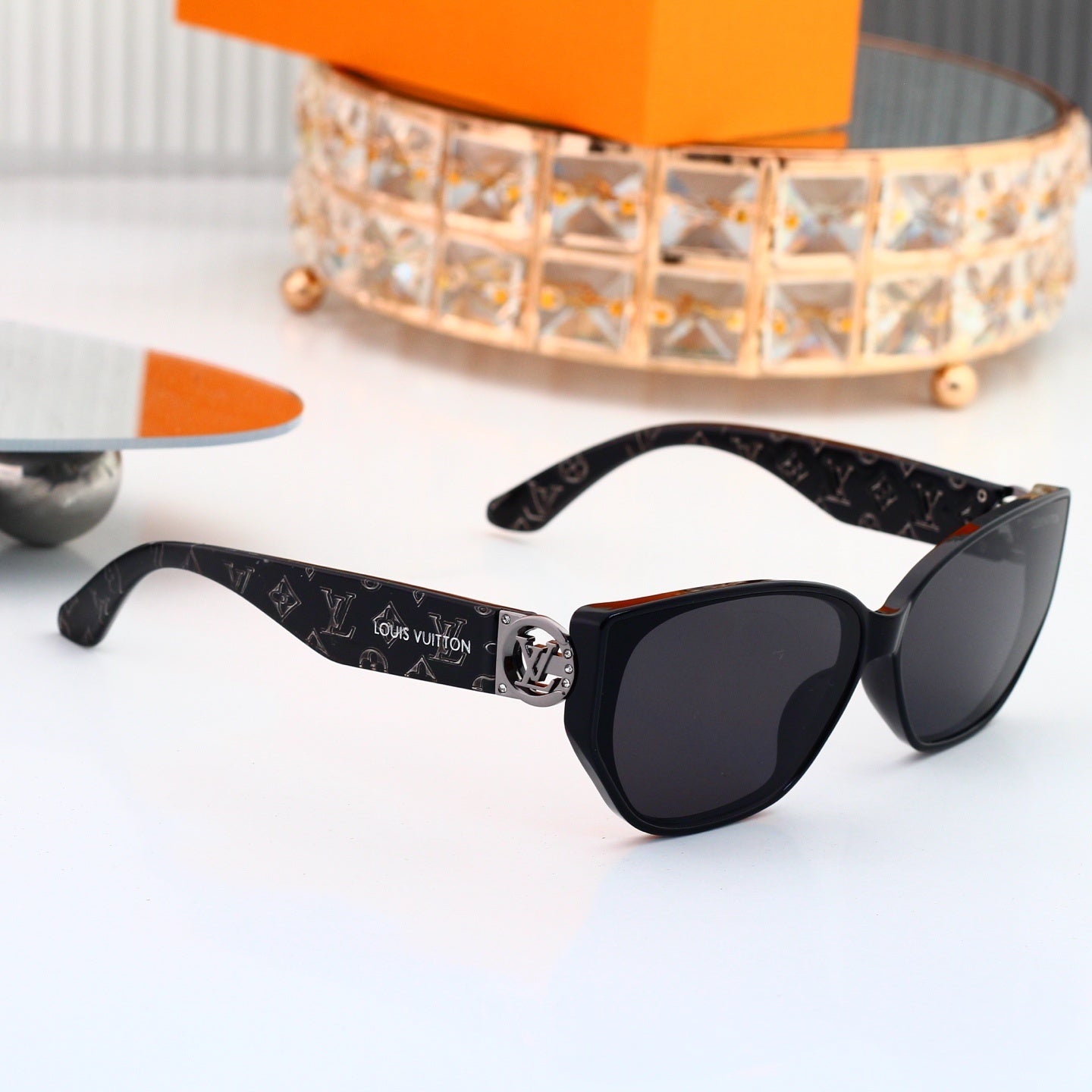 Louis vuitton V-Logo Oversized Sunglasses with Monogram Temples (Model 3883)