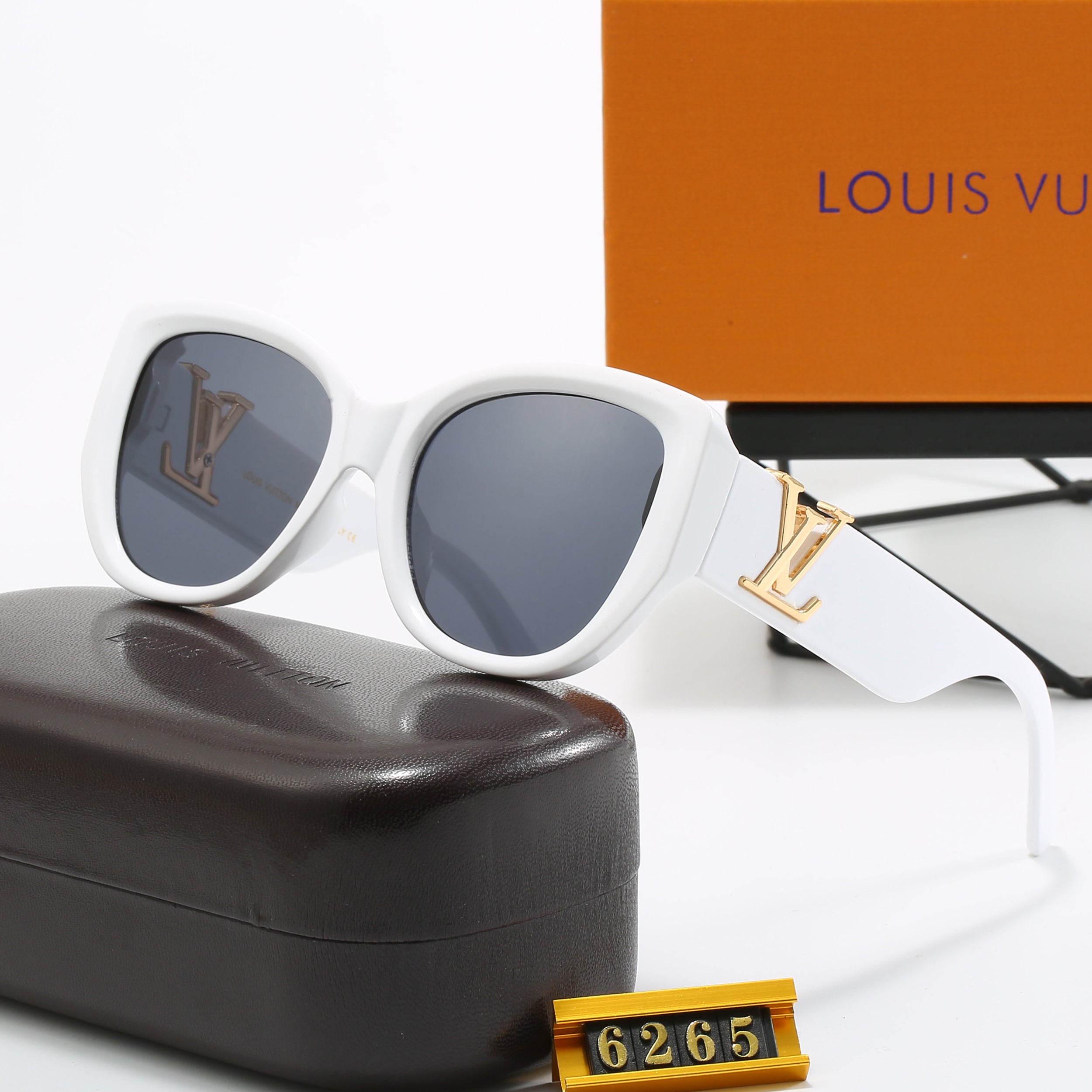 Louis vuitton Elegant Butterfly Bold Frame Sunglasses with Letter Detail (Model 6265)