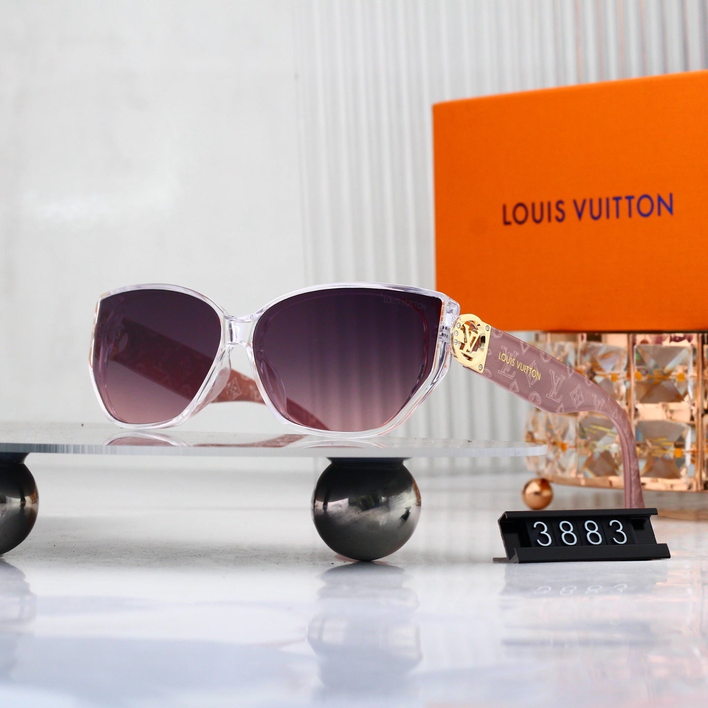 Louis vuitton V-Logo Oversized Sunglasses with Monogram Temples (Model 3883)