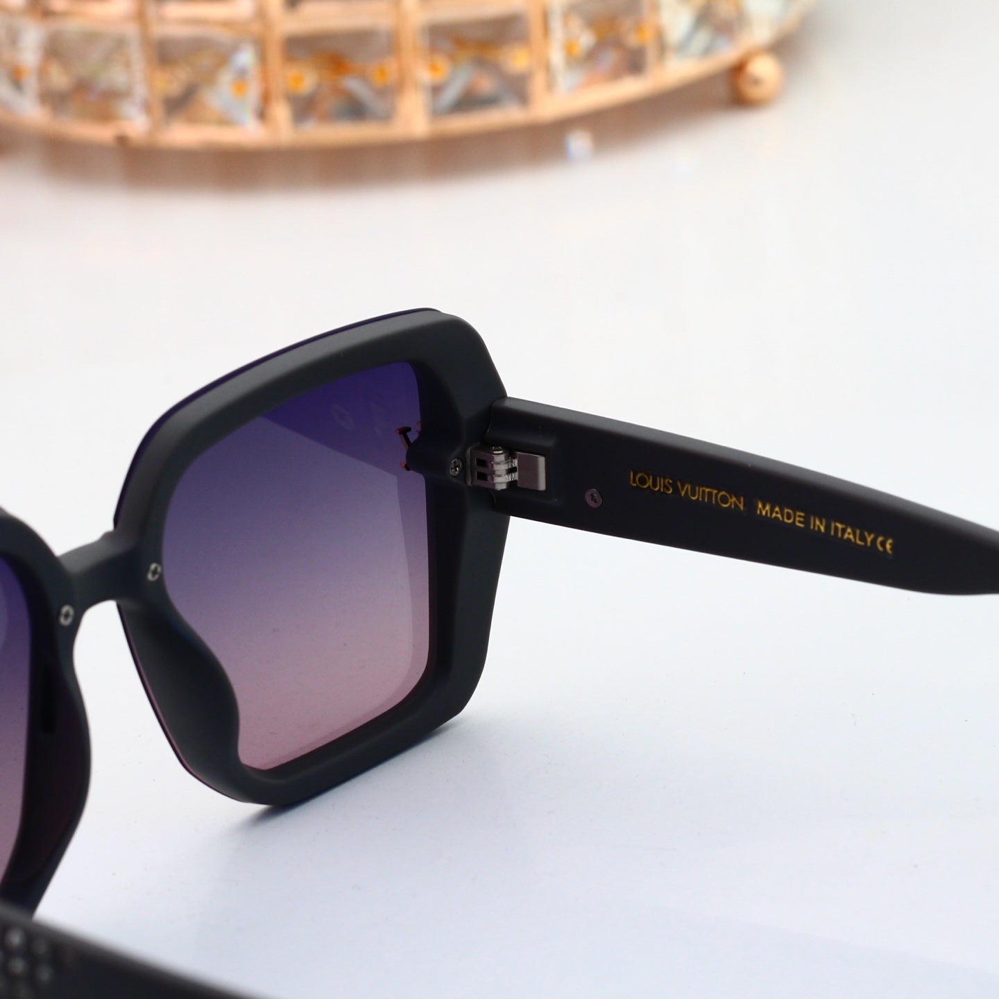 Louis vuitton Sunglasses with Diamond-Embedded Temples 0903